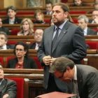 Mas -agachado- hace todo lo que pide Junqueras -de pie- e ignora al votante cristiano