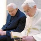 Los hermanos Ratzinger rezan juntos en unos días compartidos en 2012