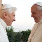 Benedicto XVI y el Papa Francisco en uno de sus encuentros públicos... aunque hay más, en privado