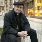 El obispo Munilla ejerce de obispo vasco en esta foto de posado - es muy popular en Facebook