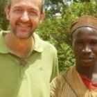 El padre Ramón, misionero de la Consolata, con uno de los policías u guardias tradicionales en las zonas auríferas de Costa de Marfil