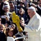 Como cada miércoles, el Papa Francisco salió a saludar sin prisas a los peregrinos en la Plaza de San Pedro