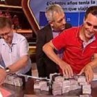 El párroco (izquierda) y el voluntario, junto a Carlos Sobera