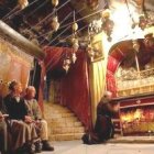 Unos cristianos velan en oración en la gruta del Nacimiento, bajo la basílica de Belén