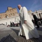 El Papa Francisco, con abrigo blanco, vuelve de saludar fieles en la audiencia de la Plaza de San Pedro