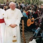 Juan Pablo II en una de sus visitas a Kenia