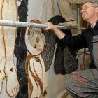 El padre Rupnik supervisa una de sus obras de arte sacro en España