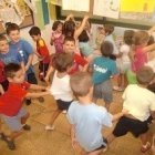 Niños que juegan en una clase de primaria