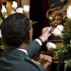 Un Guardia Civil en un acto de veneración a la Virgen del Pilar, que cumple 100 años de patronazgo del instituto armado