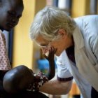 Una enfermera misionera en Sudán del Sur - la Iglesia Católica mantiene la mayor red de asistencia a enfermos del SIDA en África
