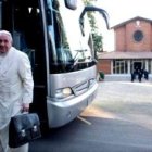 El Papa Francisco se baja del autobús en el centro donde realizará sus ejercicios cuaresmales
