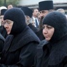 Monjas y sacerdotes de la Iglesia Ortodoxa Griega en Damasco rezan por la paz en diciembre de 2012, antes del secuestro de las hermanas de Malula