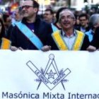 Los masones se muestran como tales con bandas y pancartas en la manifestación abortista del 8 de marzo de 2014 en Madrid