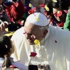 El Papa Francisco aprovecha el buen tiempo para mezclarse con la gente en las audiencias de los miércoles