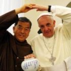 El Papa Francisco hace el signo del corazón con el famoso -allí- padre Oh, del movimiento coreano de Kkottongnae