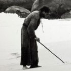 Anchieta escribe su himno a la Virgen en la arena... una imagen fundacional de Brasil, en la película José do Brasil