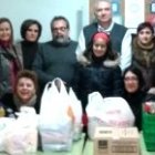 El párroco y los voluntarios preparan comidas para que las familias necesitadas puedan llevárselas a casa; también dan desayunos para niños
