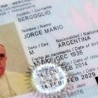 El Papa Francisco se hizo la foto del DNI con su traje de trabajo y la cara poco sonriente que los ciudadanos solemos dedicar a los papeleos oficiales