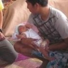 El padre Shay con un matrimonio de desplazados cuyo hijo nació después del desastre...otra historia de Navidad