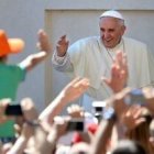 El Papa Francisco regaló un ejemplar de los evangelios a los peregrinos este domingo en la plaza de San Pedro