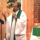 El padre Santarelli predica sobre el eficaz gesto de orar imponiendo las manos... algo que pueden hacer también los laicos