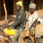 Jóvenes antibalaka en una moto - de la autodefensa al bandidaje hay un paso
