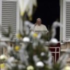 Francisco rezó el Ángelus desde el balcón sobre la Plaza de San Pedro