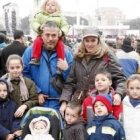 Una familia en la tradicional misa del Día de las Familias en invierno en Madrid