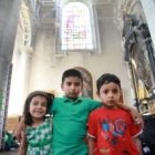 Niños afganos de familias que podrían ser deportadas, en la iglesia que les acoge