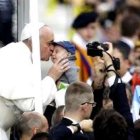 El Papa Francisco en las audiencias de los miércoles saluda a los peregrinos