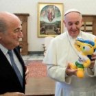 El Papa con la simpática mascota de peluche
