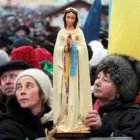 Católicos en una de las reuniones de oración en el Maidán de Kiev