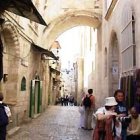 La Via Dolorosa de Jerusalén: por aquí pasó Jesús con la Cruz, camino del Calvario.