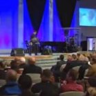 Momento en que la imagen del Papa aparece en pantalla ante los pastores pentecostales reunidos en Texas