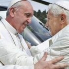 El primer abrazo de Francisco, como Papa, con Benedicto, inició una colaboración especial