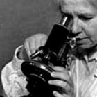 Casi nadie sabía que la doctora Puzik, la pediatra e investigadora de la foto, era en secreto la Madre Ignacia, monja clandestina