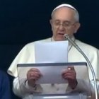 Un niño y una niña de Acción Católica con el Papa tras el Angelus.