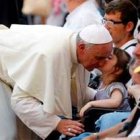 El Papa Francisco recibe el cariño de una niña