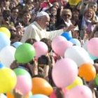 Como aún hace buen tiempo, el Papa volvió a mezclarse con la gente en la Plaza de San Pedro