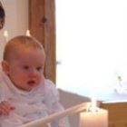 Una pastora sueca en el bautizo de un bebé - queda bonito en la foto, pero no atrae fieles a la iglesia