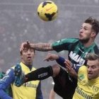 Antonio Floro -de verde y negro- salta cuando los demás aún se lo piensan...