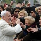 Francisco disfruta saludando fieles en sus visitas parroquiales