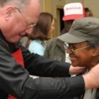 El cardenal Dolan en un reparto de comidas de Catholic Charities en Nueva York