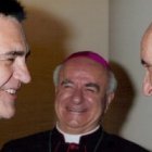 El padre Santiago Martín saludando al Papa Francisco