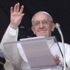 El Papa Francisco saluda a los fieles durante el rezo del Ángelus