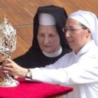 La hermanas Tobiana y Marie Simon Pierre, en la beatificación de Juan Pablo II, mostraron esta reliquia con sangre del Papa