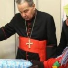 El cardenal Carlo Caffarra, de Bolonia, en una visita a niños enfermos en Navidad, con la Befana, la anciana que da regalos en Italia en esas fiestas