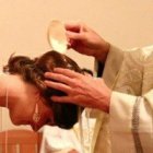 Una joven adulta se bautiza... en EEUU lo hacen más de 40.000 al año