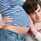 Una pareja embarazada