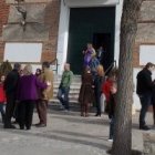 Parroquianos de San Millán, en Moraleja de Enmedio, a la salida de una misa de domingo